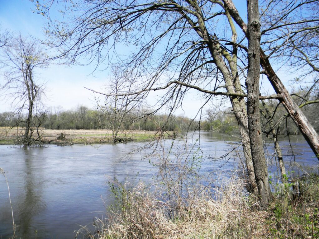 The Des Plaines River flowing through a historical area of Romeoville, IL