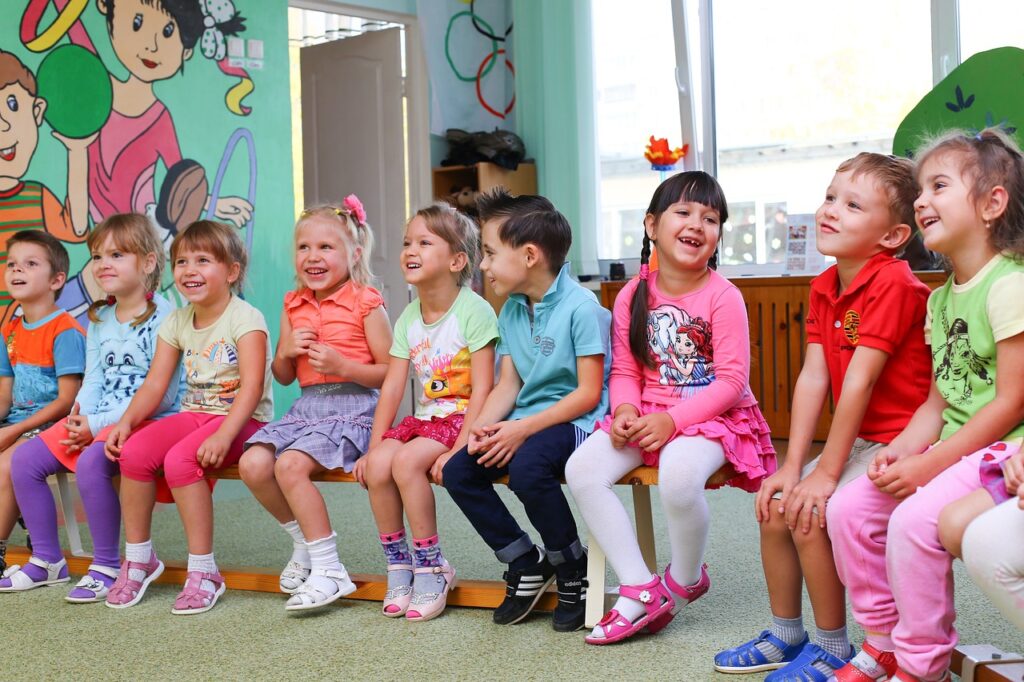 A group of children in a kindergarten classrom.