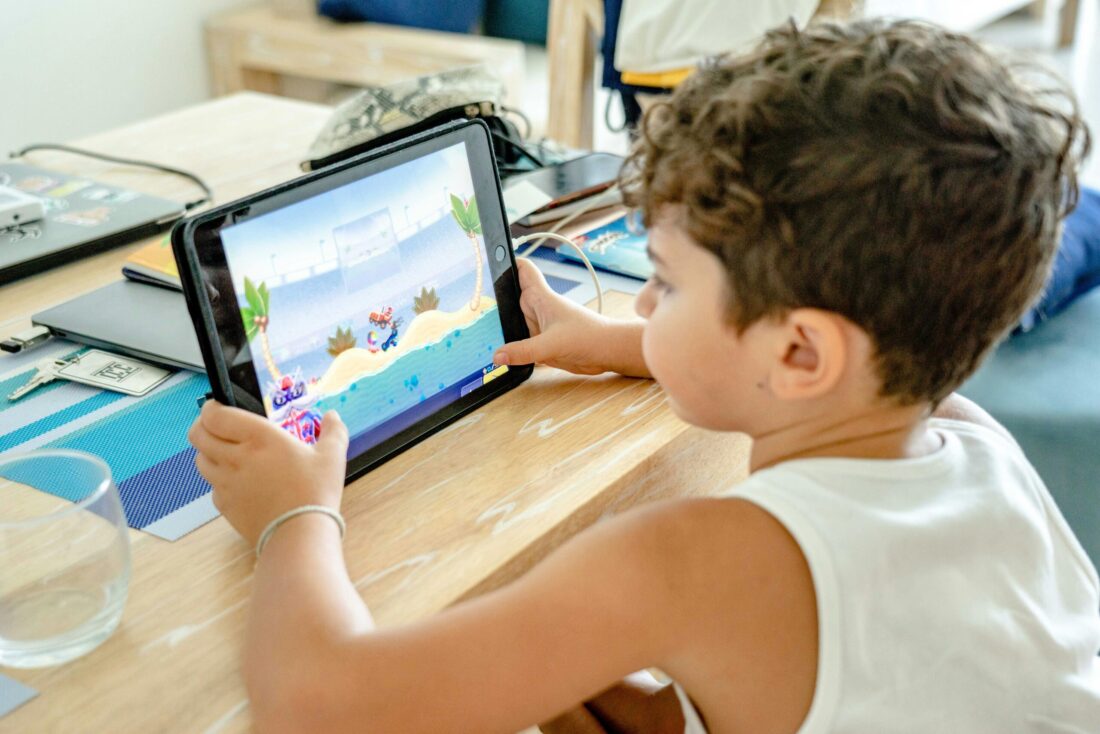 Balancing Screen Time and Playtime: Strategies for the Holiday Break